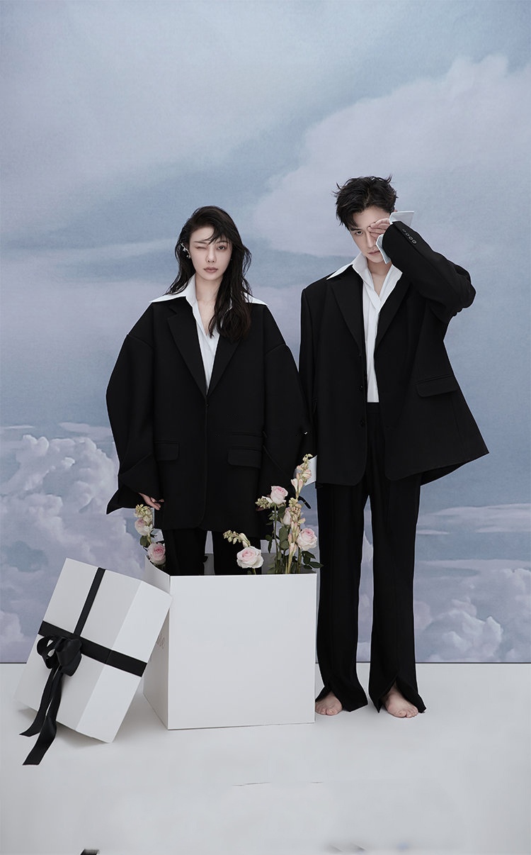 Fashionable Wide-Style Couple' - đánh giá và giá Photography Outfit